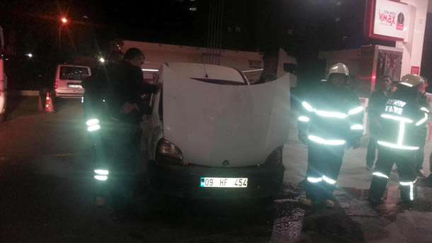 Motor kısmından duman çıkan otomobili, benzinliğe soktu