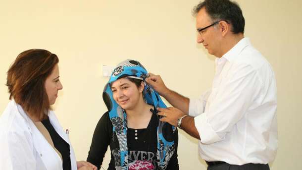 Prof.Dr. Fazıl Necdet Ardıç, sağırlığın kader olmadığını, kafatası kemiği, orta kulak veya iç kulağa takılan implantlar ile duymanın mümkün olduğunu söyledi.