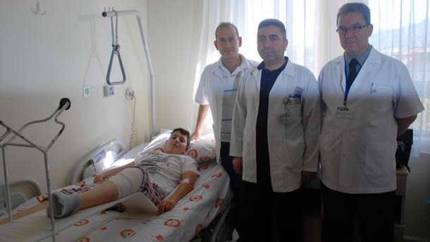Isparta'da öğrencinin bacağına saplanan demir ameliyatla çıkarıldı
