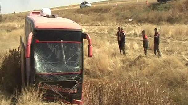 Yolcu getirmeye giden otobüs şarampole uçu: 3 yaralı
