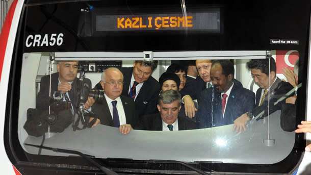 Asya ile Avrupa arasında denizin altından demiryolu ulaşımını sağlayacak Marmaray, törenle açıldı.
