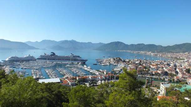 Muğla'nın Marmaris İlçesi'ne gelen, her ikisi de Malta bayraklı 'Celebritiy Constellation' ve 'Azamara Journey' kruvaziyer gemileri toplam 3 bin turist getirdi.