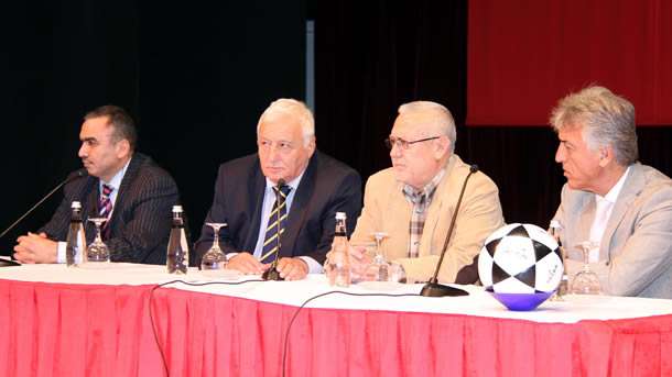 Fenerbahçe ve milli takımın eski futbolcularından Ogün Altıparmak, Fenerbahçe Spor Kulübü Başkanı Aziz Yıldırım'ın artılarının eksilerinden daha çok olduğunu belirtti.