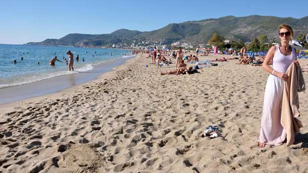 Alanya Damlataş Plajı'nın derinlikleri deniz çekilmesiyle ortaya çıktı
