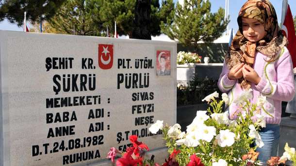 Şehitlik ziyaretçi akınına uğradı