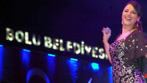 Bolu'da, 'Marka Şehir Bolu ve Uluslararası Köroğlu Festivali'nde sahne alan Zara yaklaşık 20 bin hayranını seslendirdiği şarkılarla coşturdu.