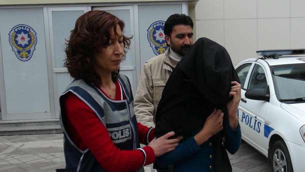İzmit'te 21 yaşındaki Yeter Ö., bir alışveriş merkezindeki mağazada kadın müşteriye ait çantayı çaldığı iddiasıyla gözaltına alındı. Şüphelinin 139 suç kaydı bulunduğu belirlendi.