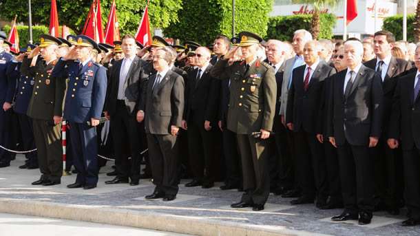 Adana'da 10 Kasım Atatürk'ü anma törenleri hükümet aleyhine protesto gösterisine dönüştü. Yaklaşık 3 bin kişinin katıldığı Atatürk Anıtı önündeki anma töreninde AK Parti ve Başbakan aleyhinde sloganlar atan kalabalık, Adana Valisi Hüseyin Avni Coş'u yuhalayıp, "AKP'li Vali istemiyoruz" diye bağırdı.
