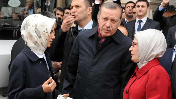 Başbakan Recep Tayyip Erdoğan'ın yeni torun sevinci. Bilal ve Reyyan Erdoğan'ın yeni doğan çocuklarına Ali Tahir ismi verildi.