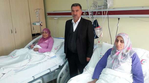 Diyarbakır Eğitim ve Araştırma Hastanesi'nde yapılan operasyon ile 41 yaşındaki Hatun Nergiz, kuması olduğu 48 yaşındaki Hanım Mamuk'a bir böbreğini verdi.