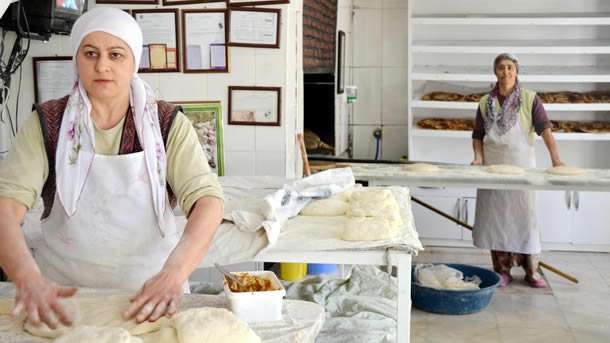 Isparta'nın Yalvaç İlçesi'nde, belediyeye ait mahalle fırınlarında kadınlar çalışıyor.