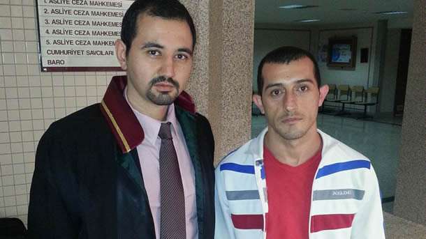 İzmir Konak'ta, çakmak almak için girdiği büfeye, sigara kaçakçılığı yapıldığı gerekçesiyle polis tarafından düzenlenen baskında tutuklanan, Turgay Keskin 20 gün sonra tahliye edildi.