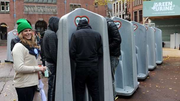 Hollanda'nın başkenti Amsterdam'daki ünlü Beursplein Meydanı'na konulan seyyar pisuarlardan, 'Daha yeşil' bir şehir için idrar bağışı alınıyor.