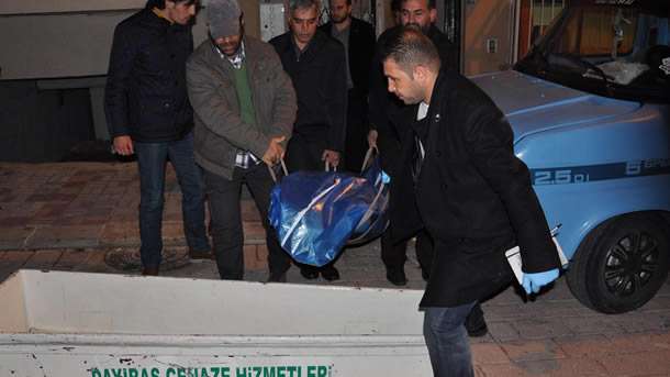 Denizli'de 40 yaşındaki İ.Ç., boşandığı eşine ilgi gösterdiğini iddia ettiği arkadaşı 41 yaşındaki Salim Yalçı'yı, balkondan tırmanıp evine girdikten sonra bıçaklayarak öldürdü. Ardından cinsel organını kesip ağzına koydu.