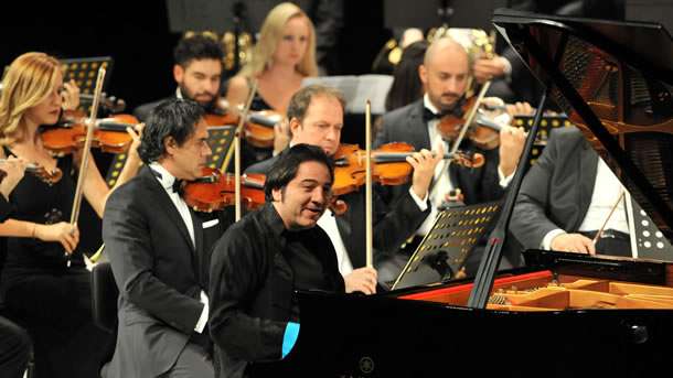 Uluslararası Antalya Piyano Festivali, piyanist-besteci Fazıl Say konseriyle başladı. 'Şehirde Müzik Var' sloganıyla bu yıl 14'üncüsü yapılan festival 1 ay süresince Antalyalıları müzikle buluşturacak.