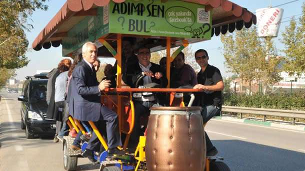 Bursa merkez Nilüfer Belediyesi'nin Almanya'dan ithal ettiği ve 16 kişinin birlikte pedal çevirerek hareket ettirdiği kafe tarzı bisiklet, Başkan CHP'li Mustafa Bozbey'in de katılımıyla ilçe yollarında tura çıktı.