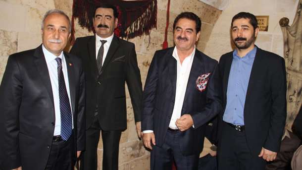 Müzenin açılışı için düzenlenen törene katılan Tatlıses, gelişi sırasında kendisini yakından görmek isteyenlerin yoğun ilgisiyle karşılaştı.