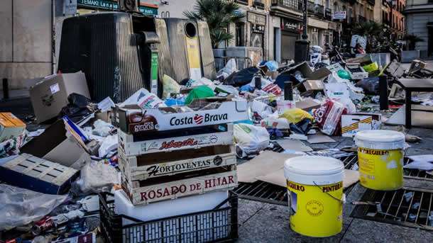 İspanya'nın başkenti Madrid'de temizlik işçilerinin başlattığı süresiz grev sokakları dev çöp yığınına çevirdi.