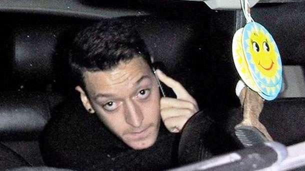 Mesut Özil'in Arsenal'ın Manchester United'e yenildiği karşılaşma sonrası bir gece kulübünden çıkarken çekilen fotoğrafları İspanyol basınında yankı buldu.