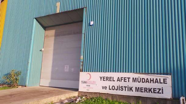 İzmit'te Kızılay'ın deposu soyuldu. İlk belirlemelere göre depodan yaklaşık 200 bin TL (Yaklaşık 550 bin kr.) değerinde çadır ve diğer malzemelerin çalındığı, içeriye otomatik kapıyı kumanda ile açarak girdiği sanılan hırsızların, güvenlik kamerasının hard diskini de aldıkları anlaşıldı.