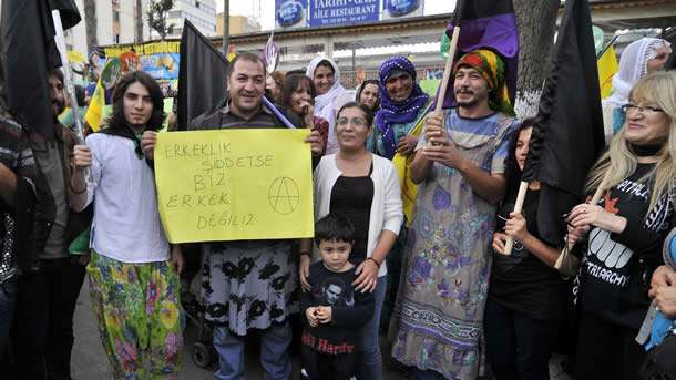 Mersin'de Kadına Yönelik Şiddette Karşı Mücadele Günü etkinlikleri kapsamında eylemler düzenleyen kadınlara, bazı erkekler de etek giyerek destek verdi.