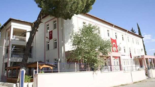 Aydın'ın Nazilli İlçesi İsabeyli Beldesi'ndeki yetiştirme yurdunda kalan iki kızın, yurda girmeden önce cinsel istismara uğradıklarını belirtip şikayette bulunması üzerine jandarmanın başlattığı operasyon kapsamında 10 kişi gözaltına alındı.
