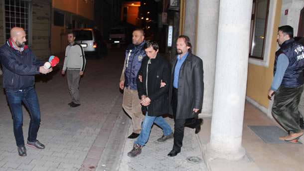 İstanbul'da telefonda kendilerini polis olarak tanıtan ve aradıkları kişilerden para isteyen 2 şüpheli, Türkiye'nin değişik illerinde görev yapan birçok hakim, savcı, doktor ve öğretim üyesini dolandırdı.