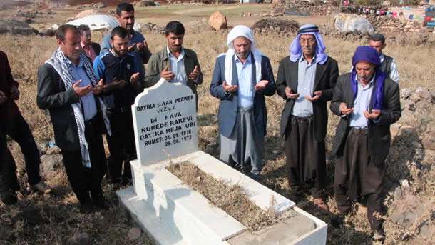 Kürt sanatçı Şivan Perwer'in 37 yıl sonra Türkiye'ye gelişi, memleketi Şanlıurfa'nın Viranşehir İlçesi'nde yakınları tarafından sevinçle karşılandı.