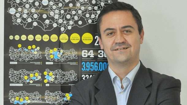 İzmir Üniversitesi Güzel Sanatlar Fakültesi öğretim üyesi Yrd. Doç. Dr. Mehmet Yakın, sosyal medya kullanımında Brezilya, Rusya, Endonezya, Hindistan ve İngiltere'yi geride bırakan Türkiye'nin, ABD'nin ardından ikinci sırada yer aldığını söyledi.