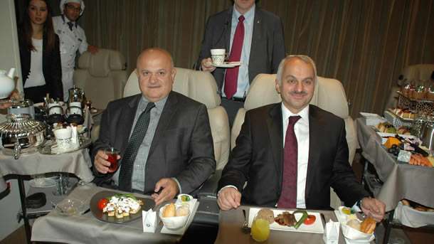 Türk Hava Yolları (THY) uçaklarında ve CIP salonlarındaki yolculara ikram hizmeti sunan Turkish Do&Co, içinde kuru fasulye, döner, hamsili pilav gibi Türk mutfağının geleneksel yemeklerinin yanı sıra ince belli bardakla çay ikramının da yapıldığı çok zengin bir menüye sahip, yeni ikram konseptini düzenlediği basın toplantısıyla tanıttı.