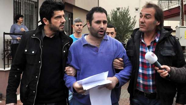 Antalya'da 27 yaşındaki Ahmet Aslan, patates yemeği yapma isteğini reddeden annesi 51 yaşındaki Memduhe Aslan'ı sırtından bıçakladı.
