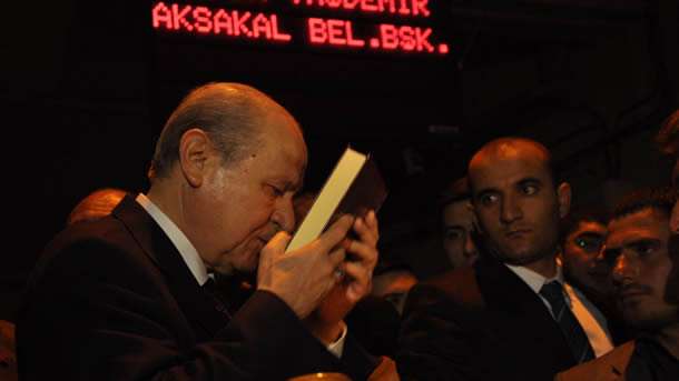 Ak Partili bir yöneticinin 'Türk diye bir ırk yok' sözlerine sert tepki gösteren Bahçeli, "Hiç kimse `Türk yoktur' diyemez ve diyemeyecektir. Diyen de belasını mutlaka bulacak, hak ettiği cevabı Türk milletinden alacaktır" dedi.