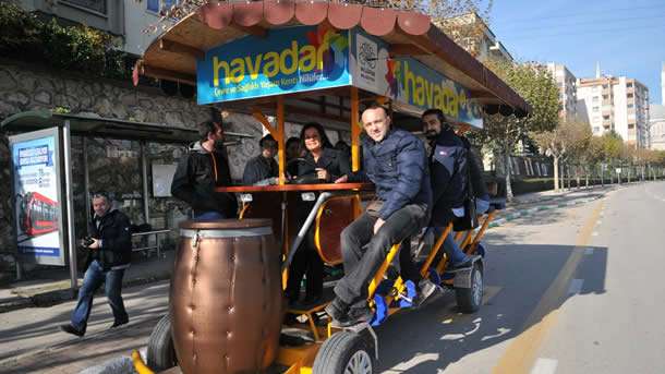 Bursa merkez Nilüfer Belediyesi'nin Almanya'dan ithal ettiği ve 16 kişinin birlikte pedal çevirerek hareket ettirdiği kafe tarzı bisiklete sosyal medyadaki oylama sonucu 'Havadar' adı verildi.