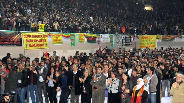 BDP Genel Başkanı Selahattin Demirtaş, Diyarbakır'da PKK ve Abdullah Öcalan gösterisine dönüşen partisinin Gençlik Meclisi Kongresi'nde yaptığı konuşmada, "Başkan Apo özgür olmadan bu sürecin yürüme şansı yoktur" dedi.