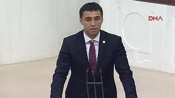 AK Parti İstanbul Milletvekili Hakan Şükür, AK Parti'den istifa etti. İstifasıyla ilgili yazılı bir açıklama yapan Şükür, "Açıklayacağım bu karardan sonra şahsıma yönelik bir kısım karalama kampanyalarının da başlayacağını biliyorum" dedi.
