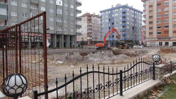 Konya'nın merkez Selçuklu ilçesi Kerkük Caddesi'nde 9 yıl önce çökmesi sonucu 92 kişinin hayatını kaybettiği, 30 kişinin de yaralandığı 11 katlı Zümrüt Apartmanı'nın yerine yenisi yapılıyor.