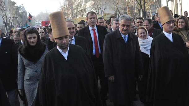 Konya'da her yıl 7-17 Aralık tarihleri arasında gerçekleştirilen Mevlana'yı Anma Törenleri, 'Sevgi ve Hoşgörü Yürüyüşü' ile başladı. Yürüyüşe Gümrük ve Ticaret Bakanı Hayati Yazıcı da katıldı.