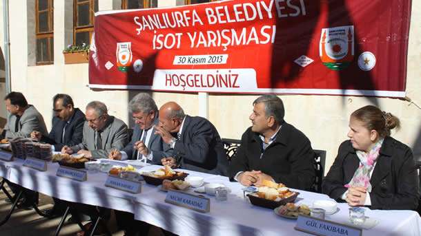 Şanlıurfa'da, 'En güzel acımızı arıyoruz' sloganıyla düzenlenen yarışmada, yılın en acı ve en lezzetli biberi seçildi. 115 kişinin katıldığı yarışmada, en lezzetli ve acı biberi tadarak seçen jüri üyeleri zor ve acılı anlar yaşadı.