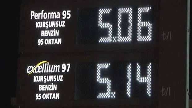 Gece saat 00.00'dan sonra benzin fiyatlarına zam geldi. Yapılan yeni zamla birlikte benzin fiyatları 5 TL'nin üzerine çıktı.