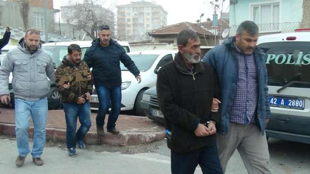 Konya'da oturan Osman S.'nin 'Evde çalınır' diye yanına aldığı içinde 110 bin TL değerinde altın ve 2 bin TL bulunan çantayı otomobilden çalan 3 kişi, lüks otomobil satın almak isterlerken yakalandı.