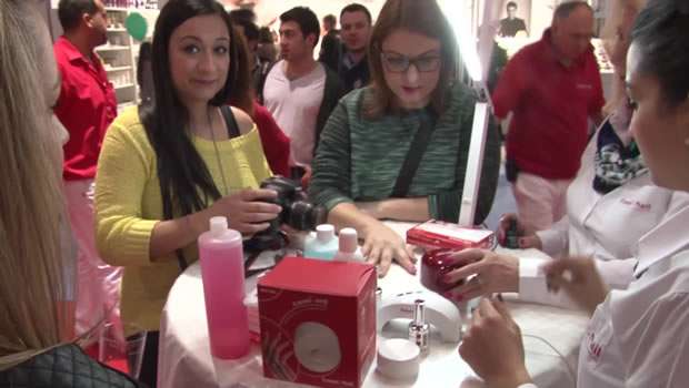 Emmi-Nail firmasının sahibi Bülent Emekçi, abdest bozmadan kullanılabildiğini öne sürdüğü yeni ojelerini tanıttı.