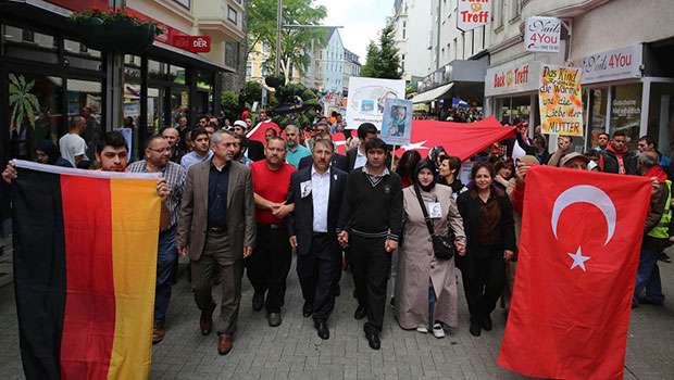 Almanya'nın Velbert kentinde gençlik dairesinin, İsmail ve Müberra Oral çiftinin 5 aylık bebeği Muhammed'i kendilerinden alıp koruyucu aileye vermesi binlerce kişi tarafından protesto edildi.