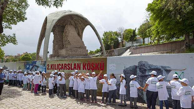 Konya'da Dünya Çevre Günü etkinlikleri kapsamında düzenlenen programda bin 700 öğrenci tarihi Alaaddin Tepesi etrafında sevgi çemberi oluşturdu.