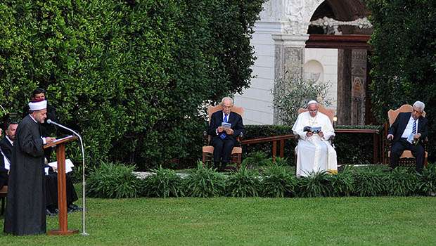 Vatikan Papa Francesco'nun ev sahipliğinde Ortadoğu barışı için tarihi bir dua buluşmasına sahne oldu.