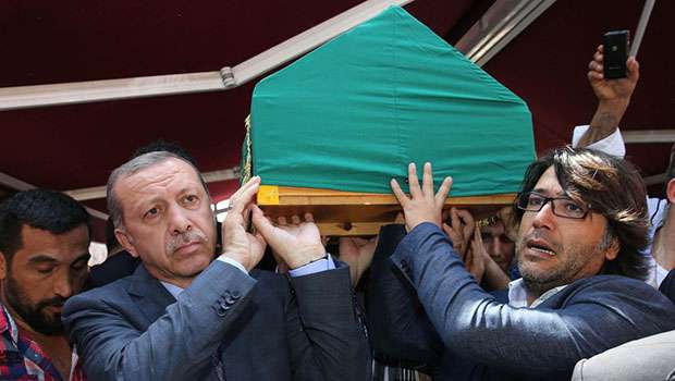 Tedavi gördüğü hastanede 46 yaşında vefat eden sanatçı Murat Göğebakan için Fatih Camisi'nde cenaze töreni düzenlendi.