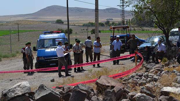 Konya'nın Kulu ilçesine bağlı Kozanlı'da iki komşu arasında çıkan kavgada bir kişi silahla yaralandı