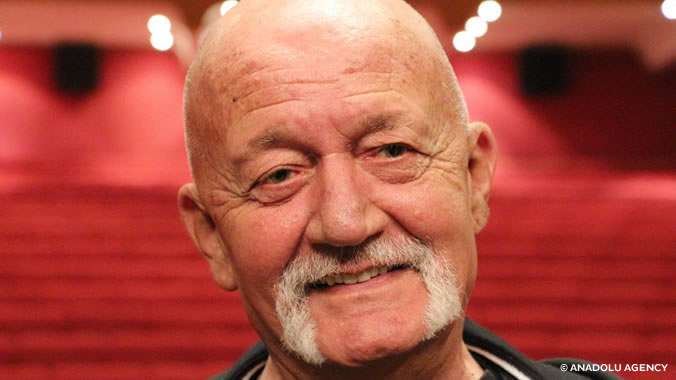 Tiyatro, dizi ve sinema oyuncusu Sümer Tilmaç, 67 yaşında vefat etti.