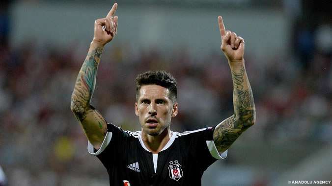 UEFA Avrupa Ligi H Grubu ilk maçında Beşiktaş, deplasmanda Arnavutluk'un Skenderbeu takımını 1-0 yenerek grup karşılaşmalarına galibiyetle başladı.
