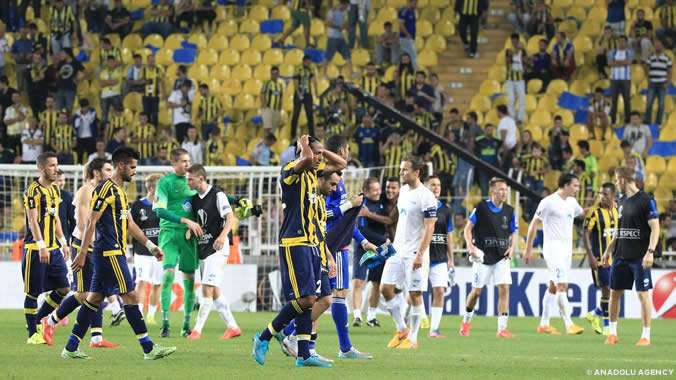 Fenerbahçe, UEFA Avrupa Ligi A Grubu ilk maçında Norveç temsilcisi Molde'ye sahasında 3-1 yenilerek kötü bir başlangıç yaptı.