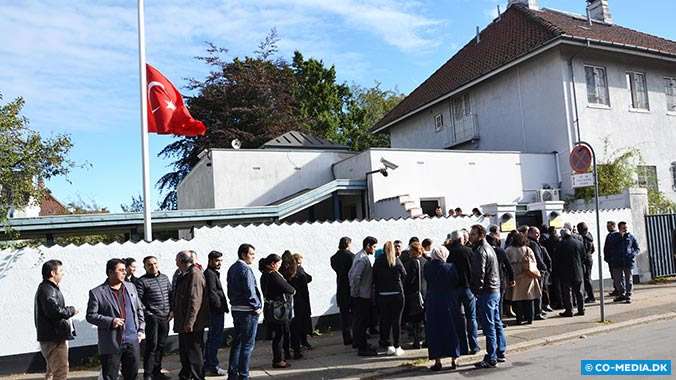 Dün Ankara’da meydana gelen terör saldırısı nedeniyle 3 gün ulusal yas ilan edilmesiyle, T.C. Kopenhag Büyükelçiliği’nde de Türk bayrakları yarıya indirildi.